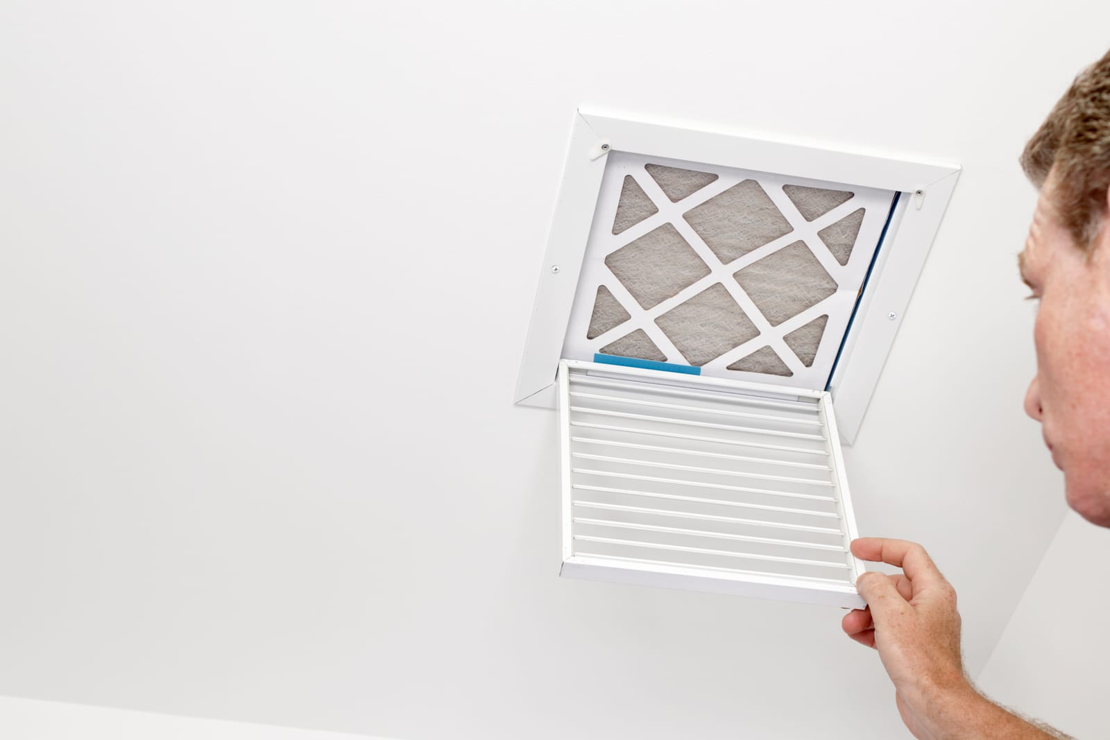 76844606_man-opened-a-vent-to-a-dirty-filter